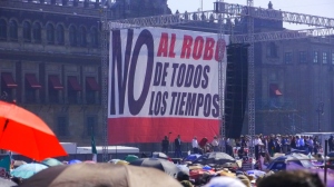 "Morena banner "Robo De Tiempos"